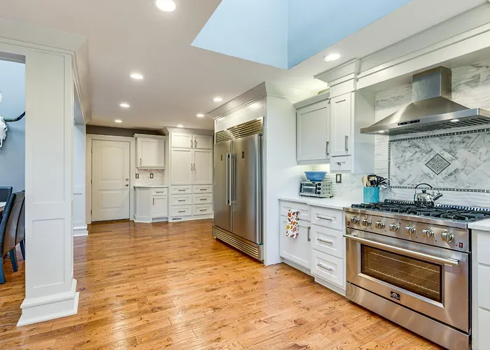 Spacious W/ Games, 4 Fireplaces, 5 Acres!