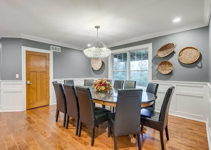 Spacious W/ Games, 4 Fireplaces, 5 Acres! * Springfield