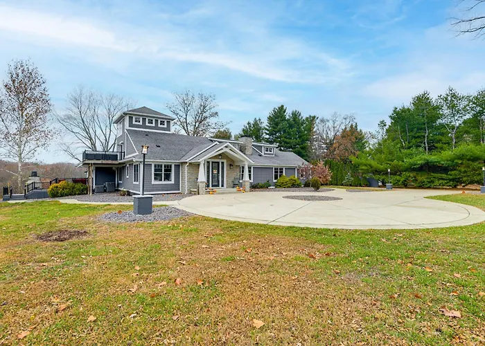 Spacious W/ Games, 4 Fireplaces, 5 Acres! * Springfield